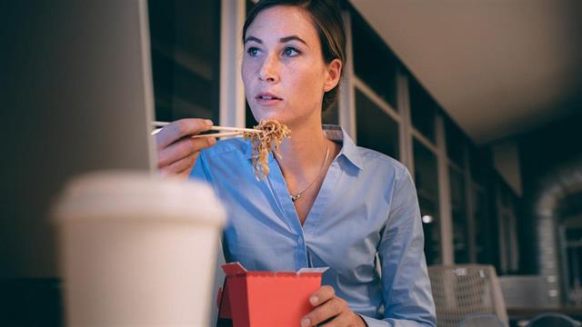 Η κατανάλωση φαγητού μόνο την ημέρα ωφελεί την ψυχική υγεία [έρευνα]