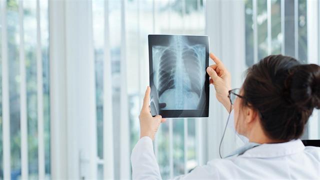 Απασχόληση και στον ιδιωτικό τομέα για γιατρούς του ΕΣΥ - Τι αλλάζει με τα ιδιωτικά ασθενοφόρα