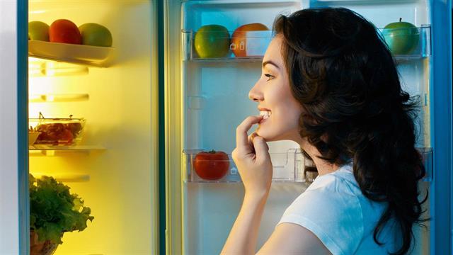 Η κατανάλωση φαγητού πιο αργά το απόγευμα οδηγεί σε αύξηση της πείνας και παχυσαρκία