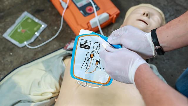 Δωρεά απινιδωτή στην Αθλητική Ένωση Σελλάδων Άρτας από την UNI-PHARMA SA