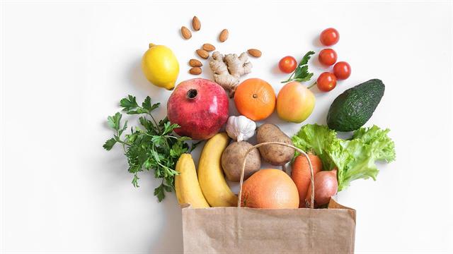 Η Marks & Spencer κλείνει καταστήματα και το ρίχνει στο φαγητό