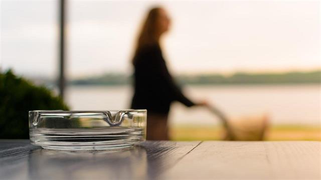 Η εγκυμοσύνη ωθεί πιθανώς τις γυναίκες στο να μειώσουν το κάπνισμα, πριν μάθουν ότι συνέλαβαν