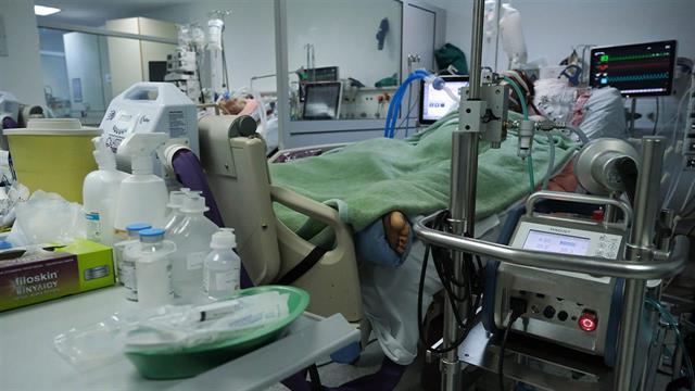 Πιο ηλικιωμένοι στις ΜΕΘ τον τελευταίο ενάμισι μήνα - Αύξηση κατά 37,7% στις εισαγωγές [πίνακες]