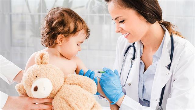 ΕΜΑ: Ενέκρινε χορήγηση μη επικαιροποιημένων εμβολίων κατά της CoViD σε παιδιά από 6 μηνών