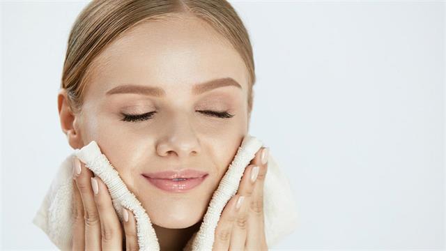 Τα 4 οφέλη του δέρματος από τον καθαρισμό προσώπου