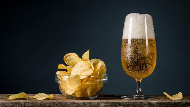 Αλκοόλ : Γιατί προτιμά τις νόστιμες τροφές και πώς επηρεάζεται η πρόσληψη θερμίδων