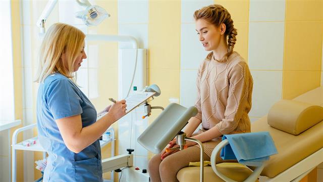 ΕΜΑ: Εμβόλια για Covid-19 είναι πιθανό να φέρνουν πιο βαριά έμμηνο ρύση