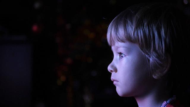 Βία στην τηλεόραση: Η επίδραση στα παιδιά 3 ετών μπορεί να διαρκεί έως το γυμνάσιο