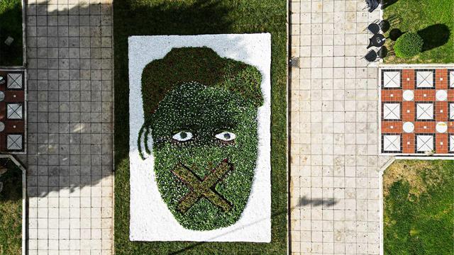 Μορφή κακοποιημένης γυναίκας στο πράσινο της πλατείας Αριστοτέλους