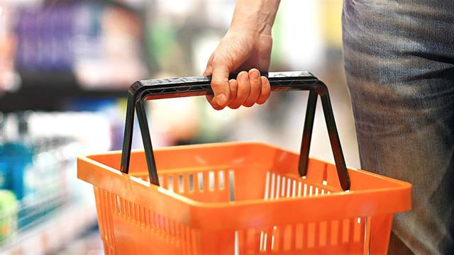 Κόβει τις αγορές βασικών καταναλωτικών ειδών ένας στους δυο  Έλληνες