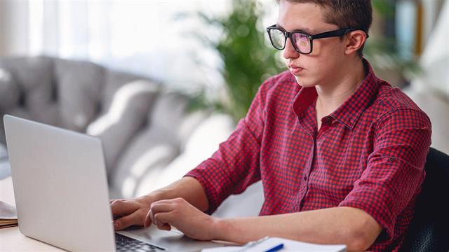 Τα διαδικτυακά μαθήματα συνδέονται με αυξημένο άγχος και κατάθλιψη στους φοιτητές