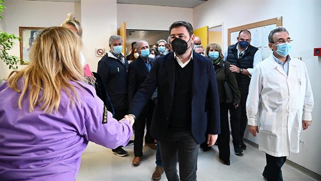 Ανδρουλάκης από το Κέντρο Υγείας Καλυβίων: Προτεραιότητα για την κυβέρνηση η υπονόμευση του ΕΣΥ