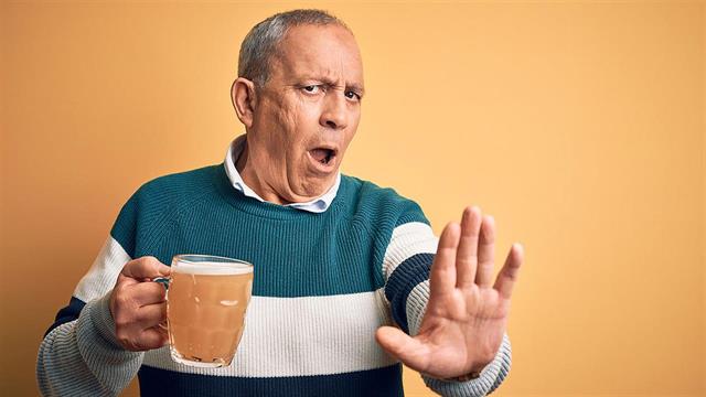 Η αποχή από το αλκοόλ αυξάνει τον κίνδυνο άνοιας [μελέτη]