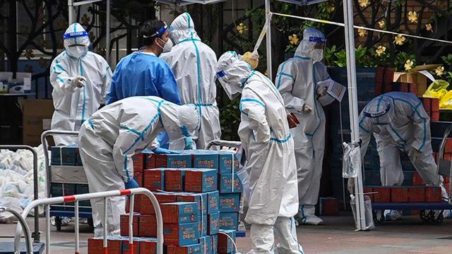 Η Κίνα ανοίγει τα σύνορα, καταργεί την καραντίνα για ταξιδιώτες