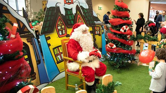 Χριστουγεννιάτικη γιορτή και δώρα από τον Άγιο Βασίλη στο Γ.Ν. Παπαγεωργίου