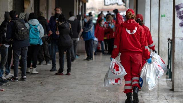 Ο ΕΕΣ οργανώνει δράση ενεργητικής προσέγγισης και διανομής ζεστού γεύματος σε αστέγους στο λιμάνι του Πειραιά