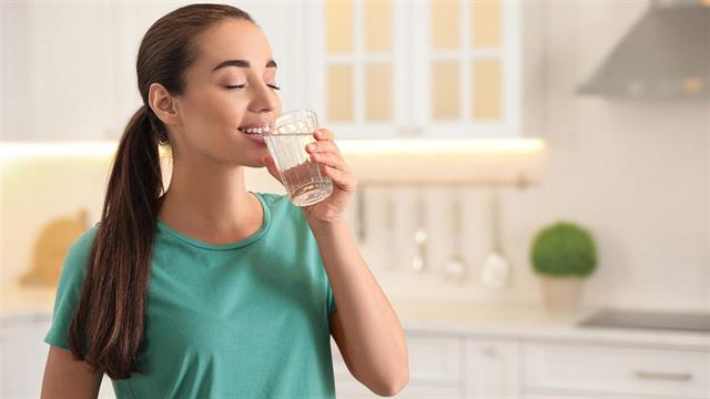 Η καλή ενυδάτωση καθυστερεί τη βιολογική γήρανση [μελέτη]