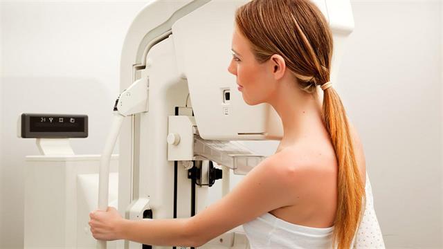 Βρετανία: Ασθενείς με καρκίνο του μαστού υποβλήθηκαν σε πρωτοποριακή θεραπεία με δέσμη πρωτονίων