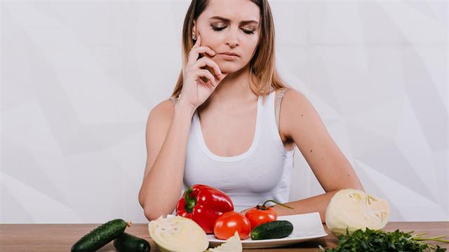 Η ελάττωση των θερμίδων μειώνει περισσότερο το βάρος από τη διαλειμματική νηστεία