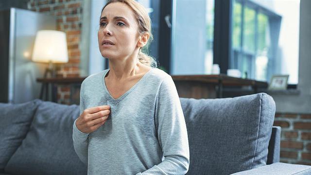 Εξάψεις στην εμμηνόπαυση: Με ποιους τρόπους μπορούν να αντιμετωπιστούν