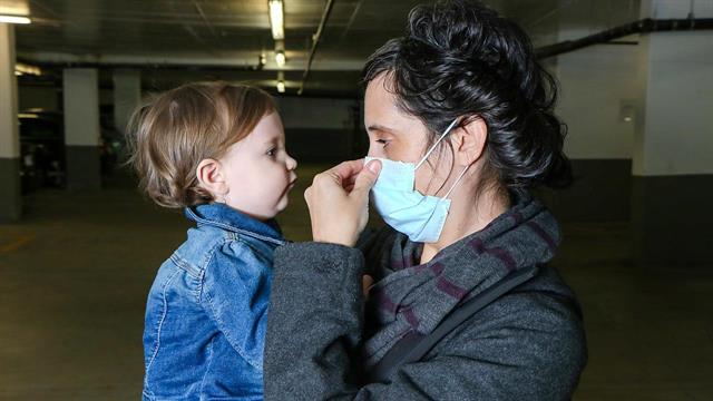 Τα μωρά θυμούνται πρόσωπα που φορούν μάσκα [μελέτη]
