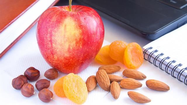 15 τέλεια σνακ για να έχετε ενέργεια στο γραφείο