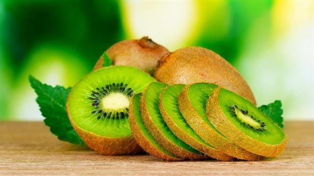 Μία επίκαιρη σύγκριση για όσους αναζητούν βιταμίνη C: 1 ακτινίδιο = 2 πορτοκάλια