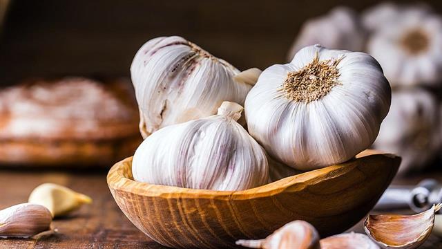 6 τρόποι με τους οποίους το σκόρδο ωφελεί την υγεία
