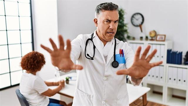 Πανελλήνιος Ιατρικός Σύλλογος: Όχι στη βία κατά των ιατρών και των επαγγελματιών υγείας