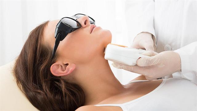 Τρίχες στο πρόσωπο: Πότε εμφανίζονται στις γυναίκες;