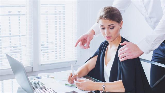Μία στις δύο γυναίκες επιστήμονες θύμα σεξουαλικής παρενόχλησης στην εργασία