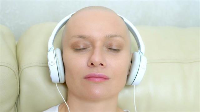 Πώς ωφελεί η μουσική κατά τη διάρκεια της χημειοθεραπείας [μελέτη]