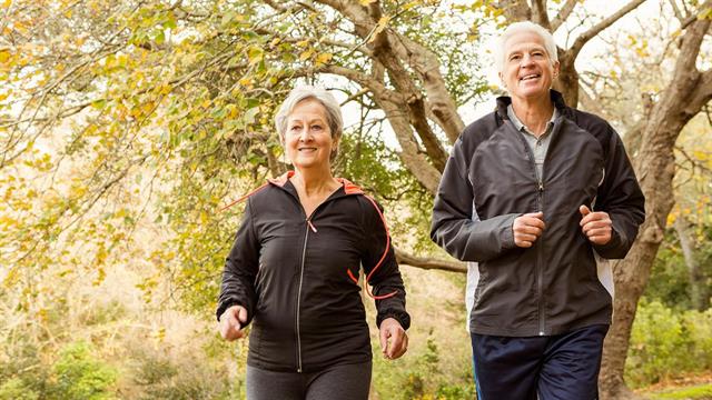 Πόσο εύκολο είναι να περπατά και να μιλά κάποιος ταυτόχρονα στην ηλικία των 55