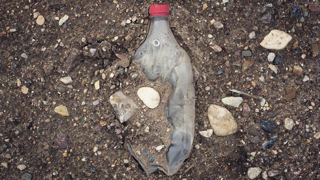 Βοηθήστε τους επιστήμονες να καταλάβουν πόσο πλαστικό καταλήγει στα χωράφια