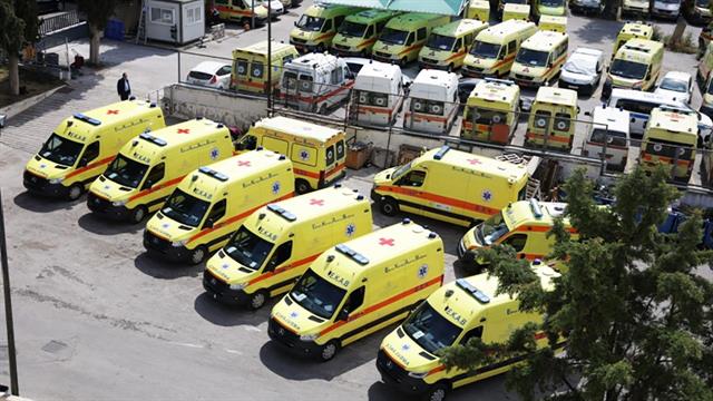 Παραδόθηκαν 6 ασθενοφόρα που αγοράστηκαν με δωρεές από τον ειδικό λογαριασμό Covid