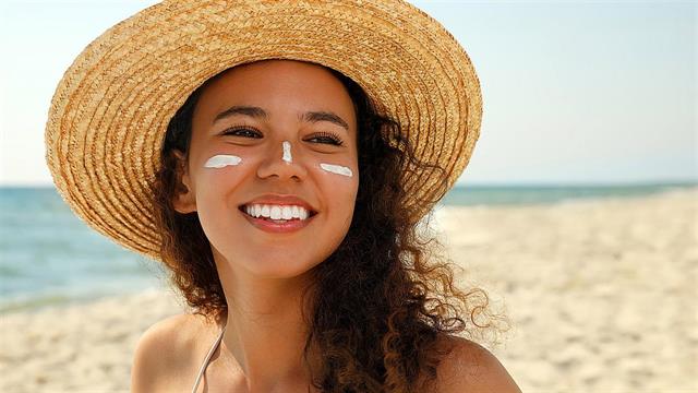 Όλα όσα θέλετε να γνωρίζετε για τα φυσικά και τα χημικά αντηλιακά