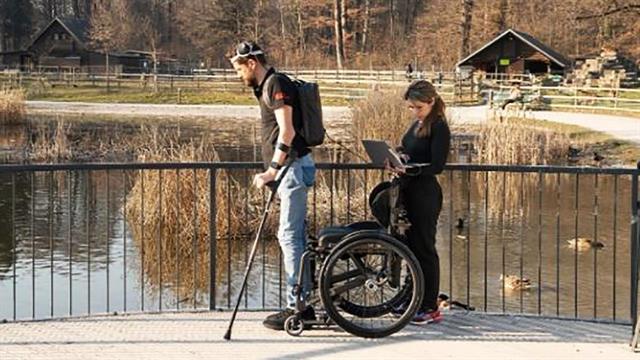 Εμφύτευμα βοηθά ασθενή με παράλυση να περπατήσει - Έγινε σύνδεση του εγκεφάλου με τον νωτιαίο μυελό