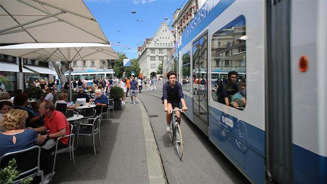 Ελβετία: Θα απαγορευθεί η διαφήμιση καπνού που απευθύνεται σε νέους