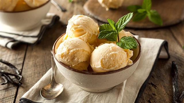 Συνταγή για παγωτό βανίλια με σιρόπι σοκολάτας