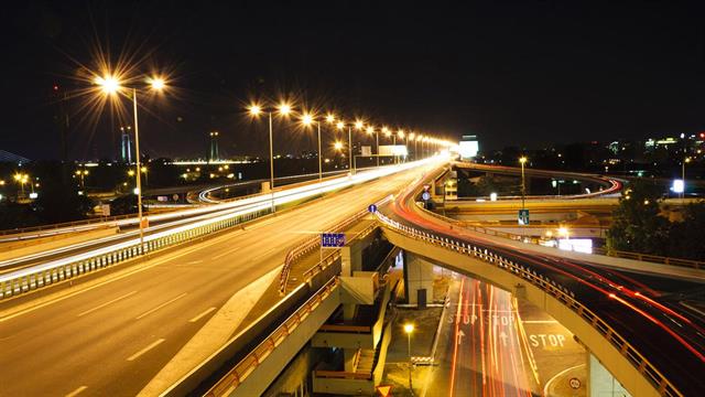 Γιατί βλέπουμε στεφάνι γύρω από τα φώτα το βράδυ: Πού οφείλεται;