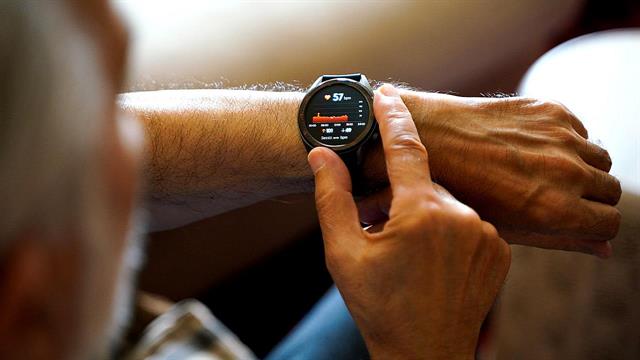 Τα smart watches θα μπορούσαν να εντοπίζουν τη νόσο Πάρκινσον έως 7 χρόνια πριν την έναρξη συμπτωμάτων