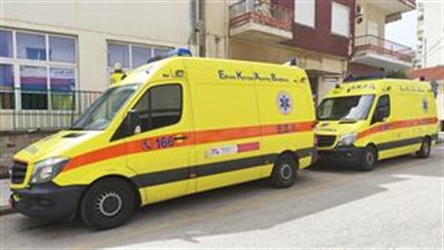 ΣΥΡΙΖΑ: Χάνουν άνθρωποι τη ζωή τους περιμένοντας ένα ασθενοφόρο