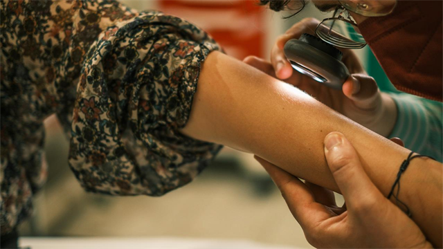 La Rοche–Posay & ΑγκαλιάΖΩ Kοινή δράση: Δωρεάν έλεγχος σπίλων σε 8 ακριτικά νησιά