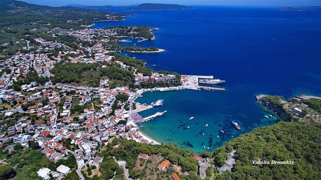 O δήμαρχος σε ρόλο οδηγού ασθενοφόρου στην Αλόννησο