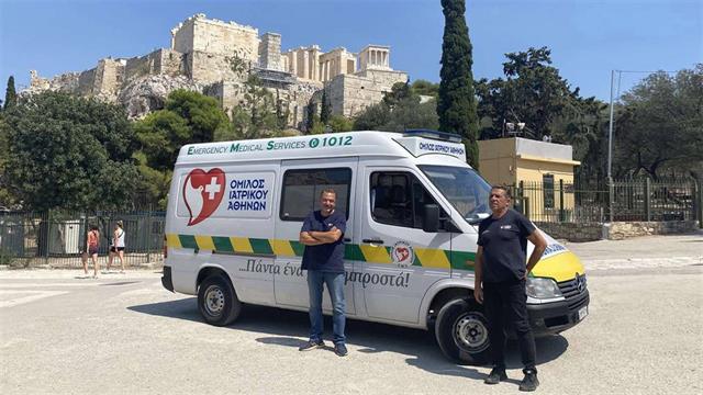 Ασθενοφόρο του Ομίλου Ιατρικού Αθηνών στην Ακρόπολη για τις ανάγκες του καύσωνα