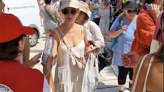 Ο Ελληνικός Ερυθρός Σταυρός υποστήριξε χιλιάδες επισκέπτες της Ακρόπολης εν μέσω καύσωνα