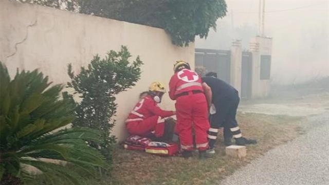 Οι εθελοντές του Ελληνικού Ερυθρού Σταυρού στην πρώτη γραμμή της μάχης με τις φλόγες στον Κουβαρά Αττικής