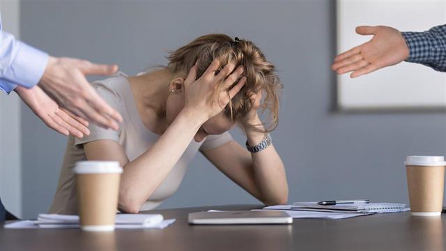 Νευρικός κλονισμός: Τι σημαίνει και ποια είναι τα συμπτώματα;