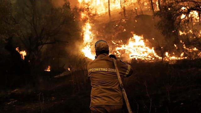 Γραμμή υποστήριξης και οδηγίες από τον ΕΔΟΕΑΠ για τους πληγέντες από τις πυρκαγιές και τον καύσωνα