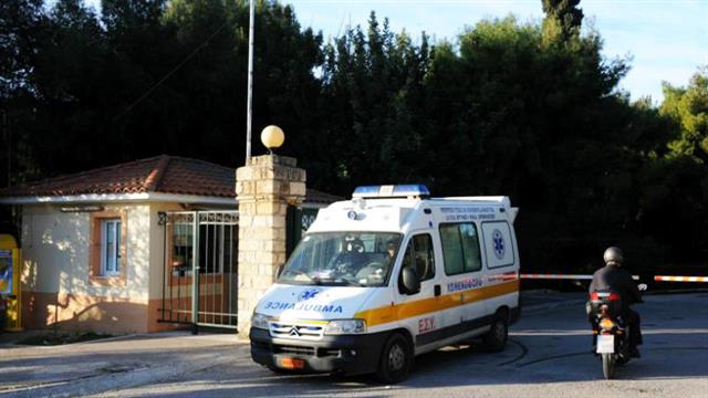 Δρομοκαΐτειο: 4 διασώστες μεταφέρουν σεντόνια, αντί να διακομίζουν ασθενείς!